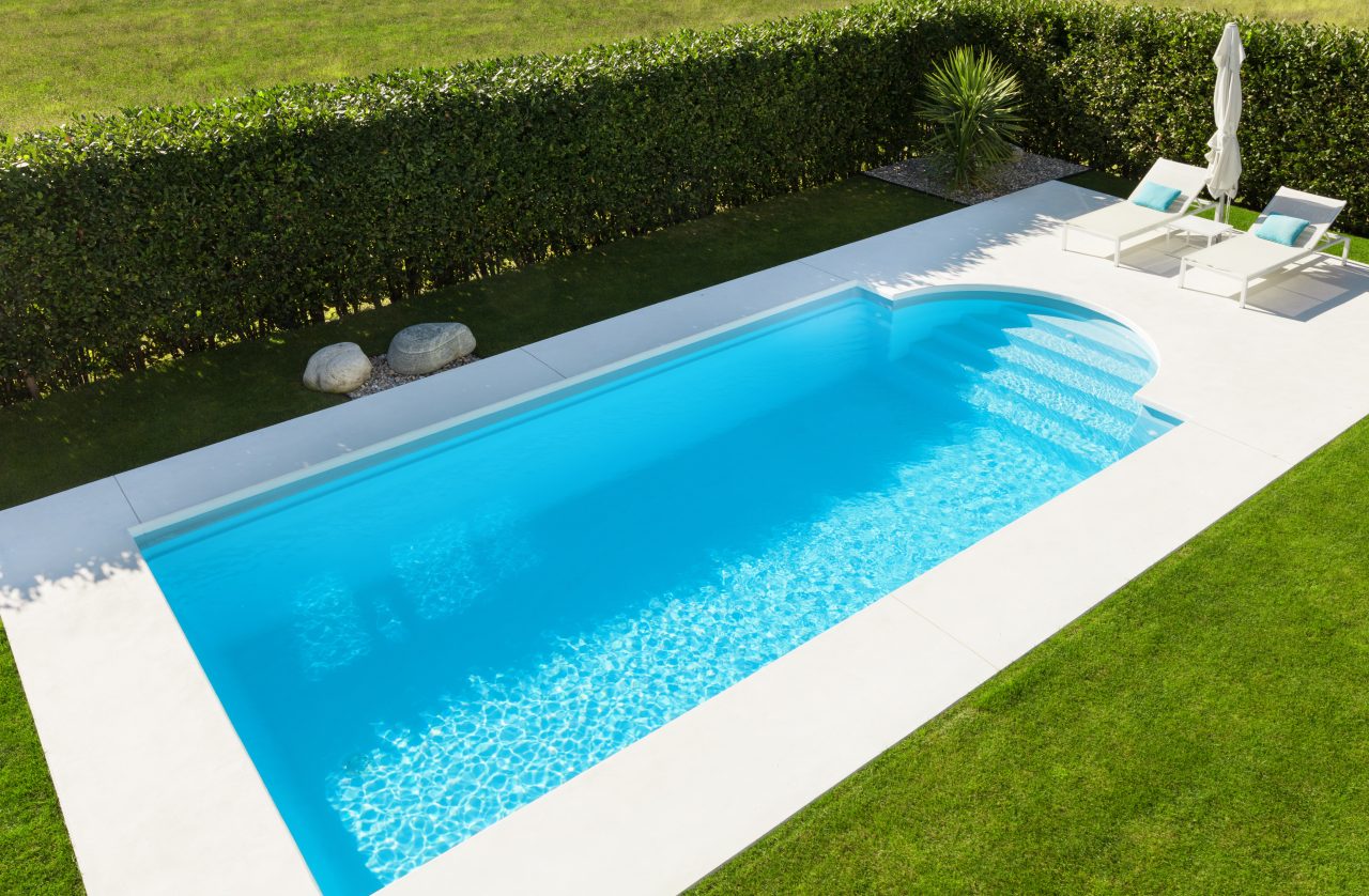 Piscina construída num jardim