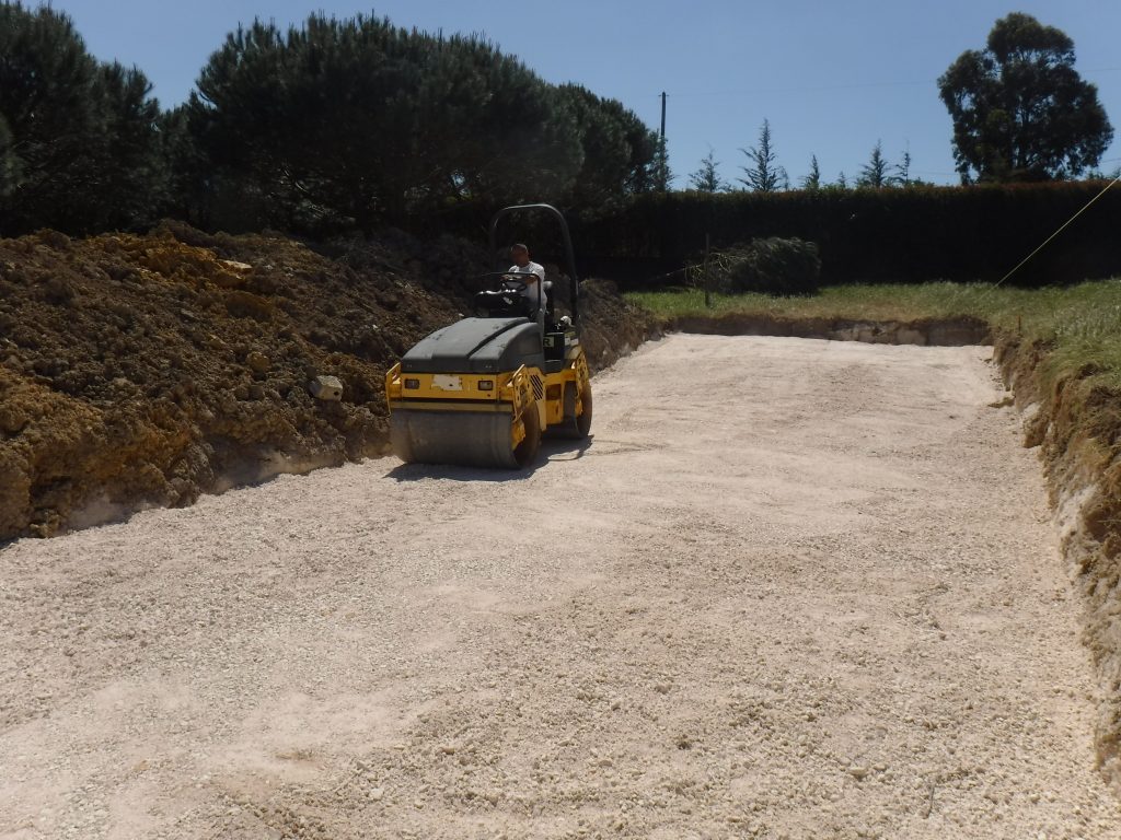 Compactação de terreno antes da construção das piscinas - Licenciamento de Construção para Piscinas Compactação de terreno antes da construção das piscinas - Licenciamento de Construção para Piscinas