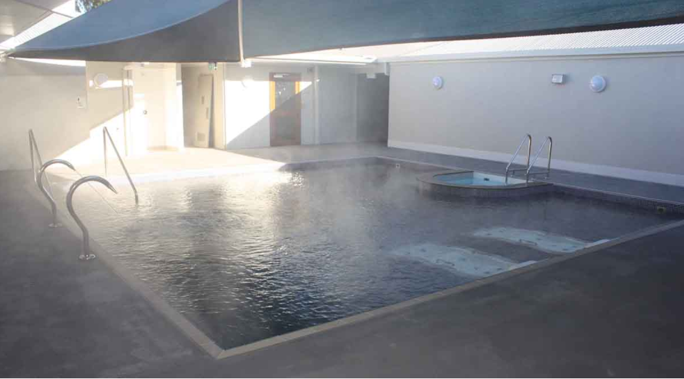 SPA com camas de massagem, jacuzzi e jatos de água