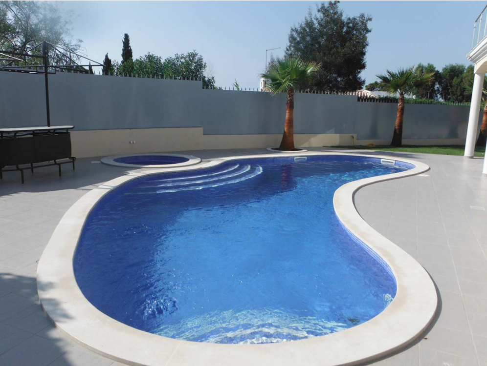 Piscina exterior com jacuzzi