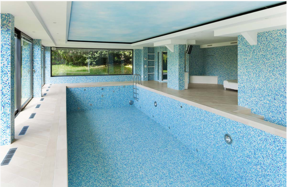 Piscina interior com hidromassagem