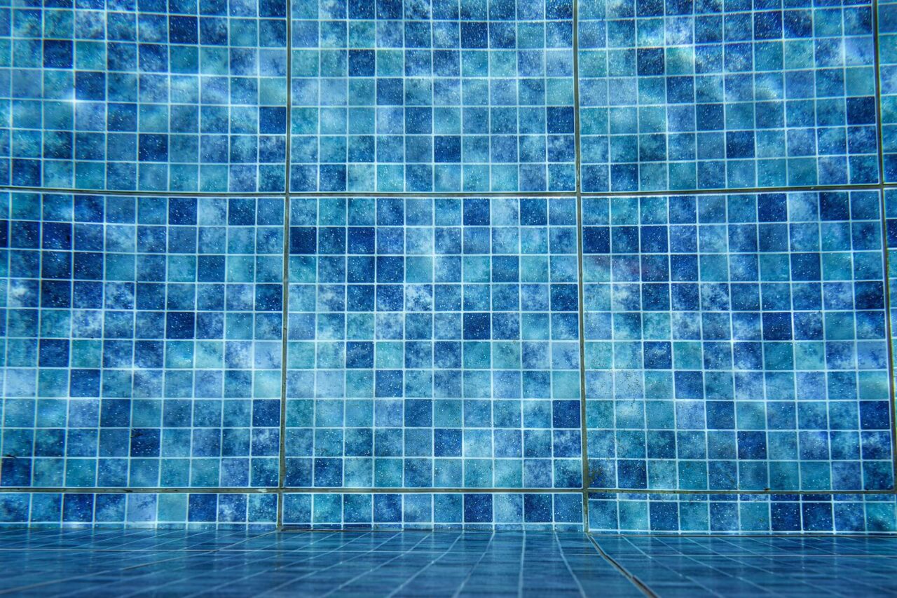 Mosaico da piscina a cair